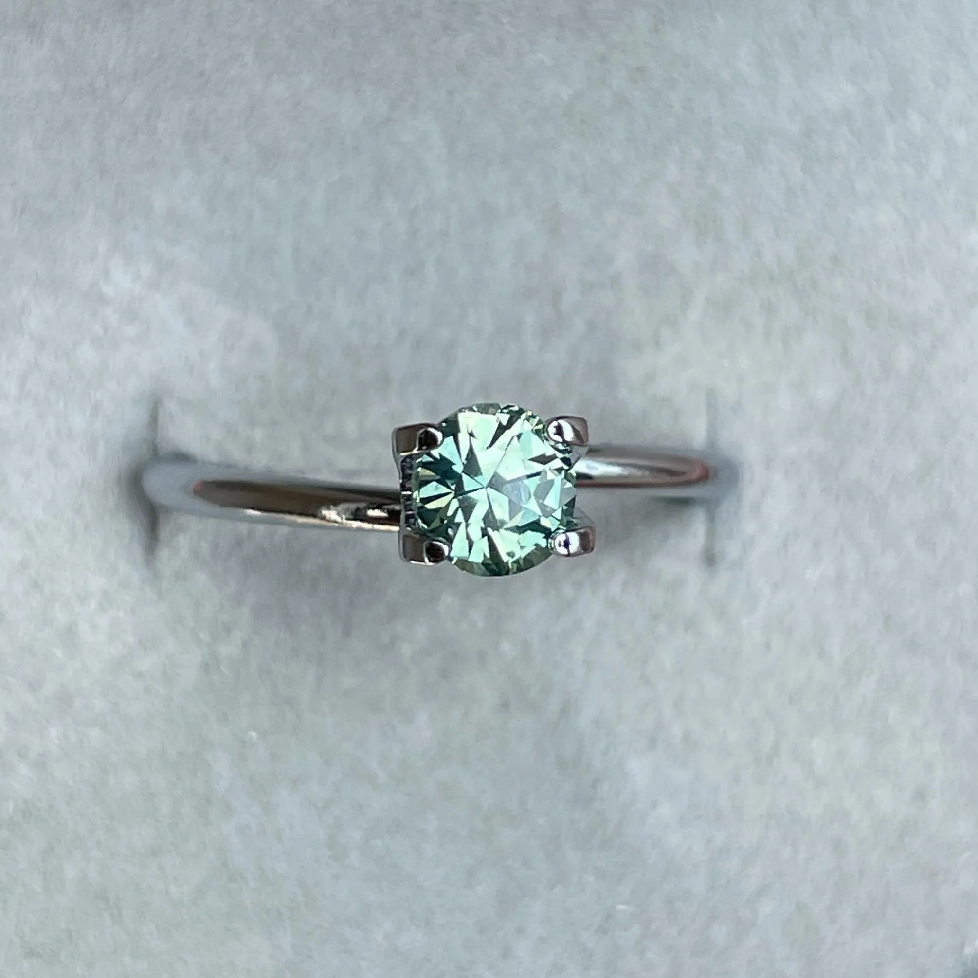 Green sapphire 0.89 crt
