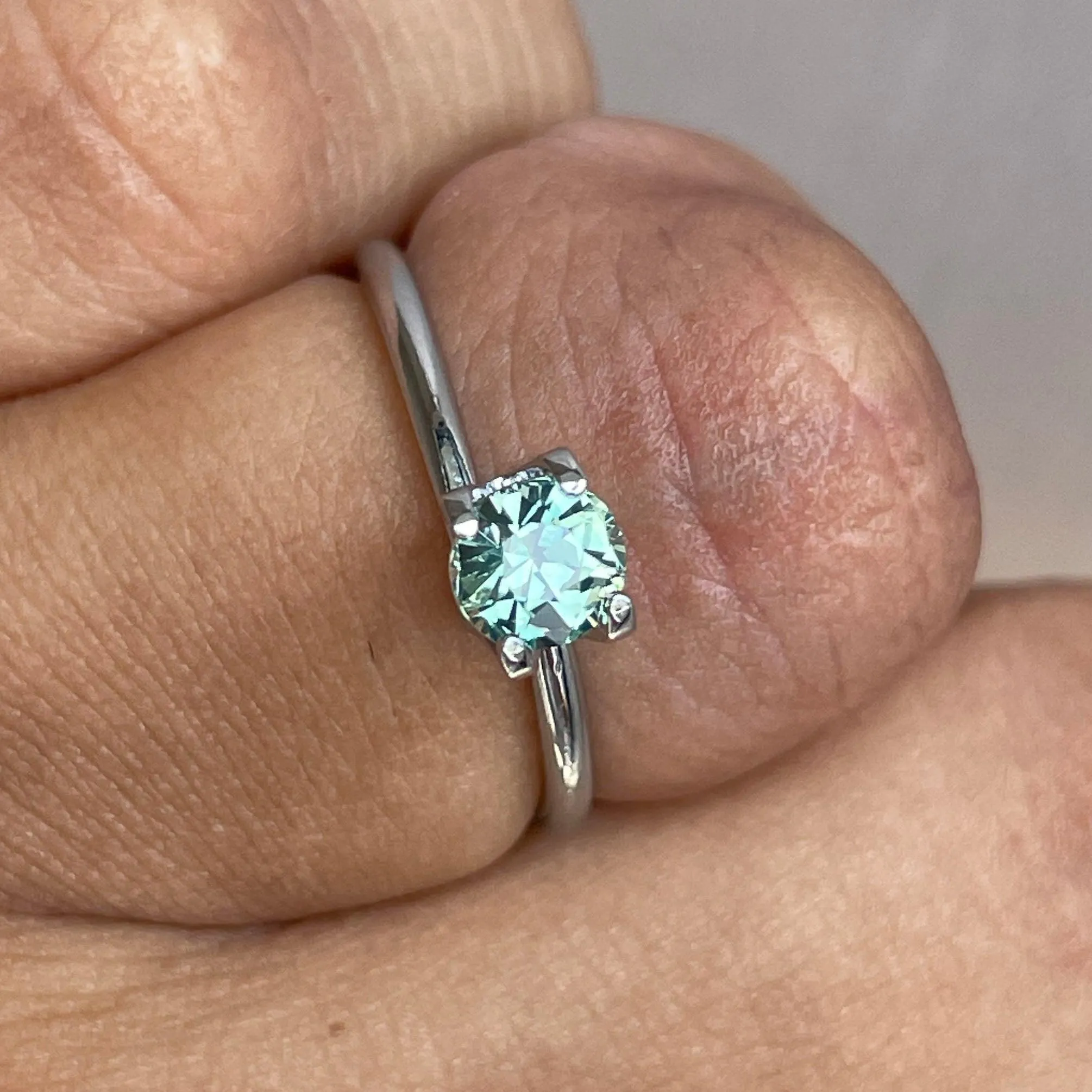 Green sapphire 0.89 crt