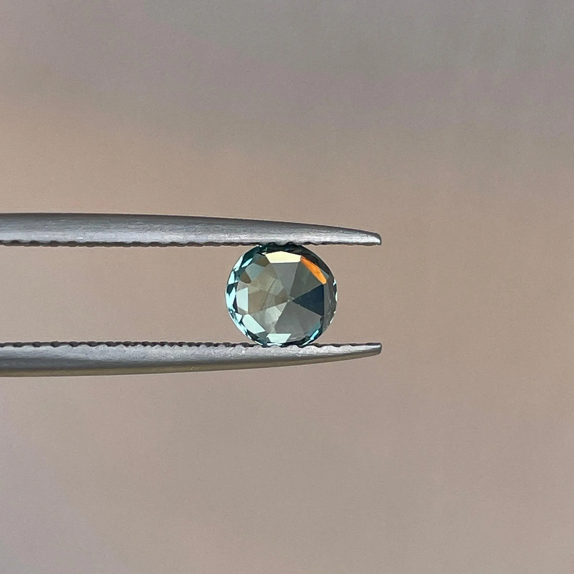 Green sapphire 0.89 crt