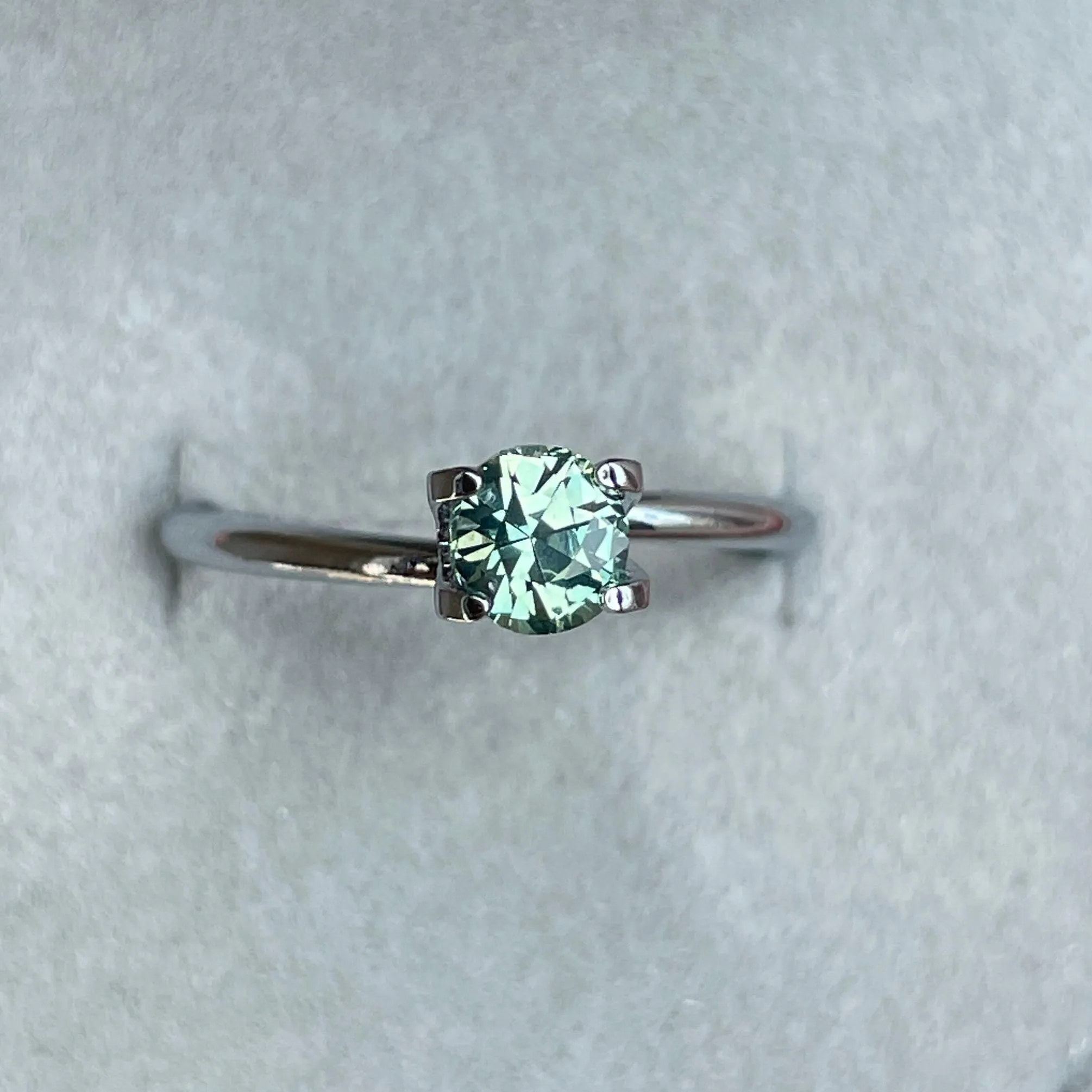 Green sapphire 0.89 crt