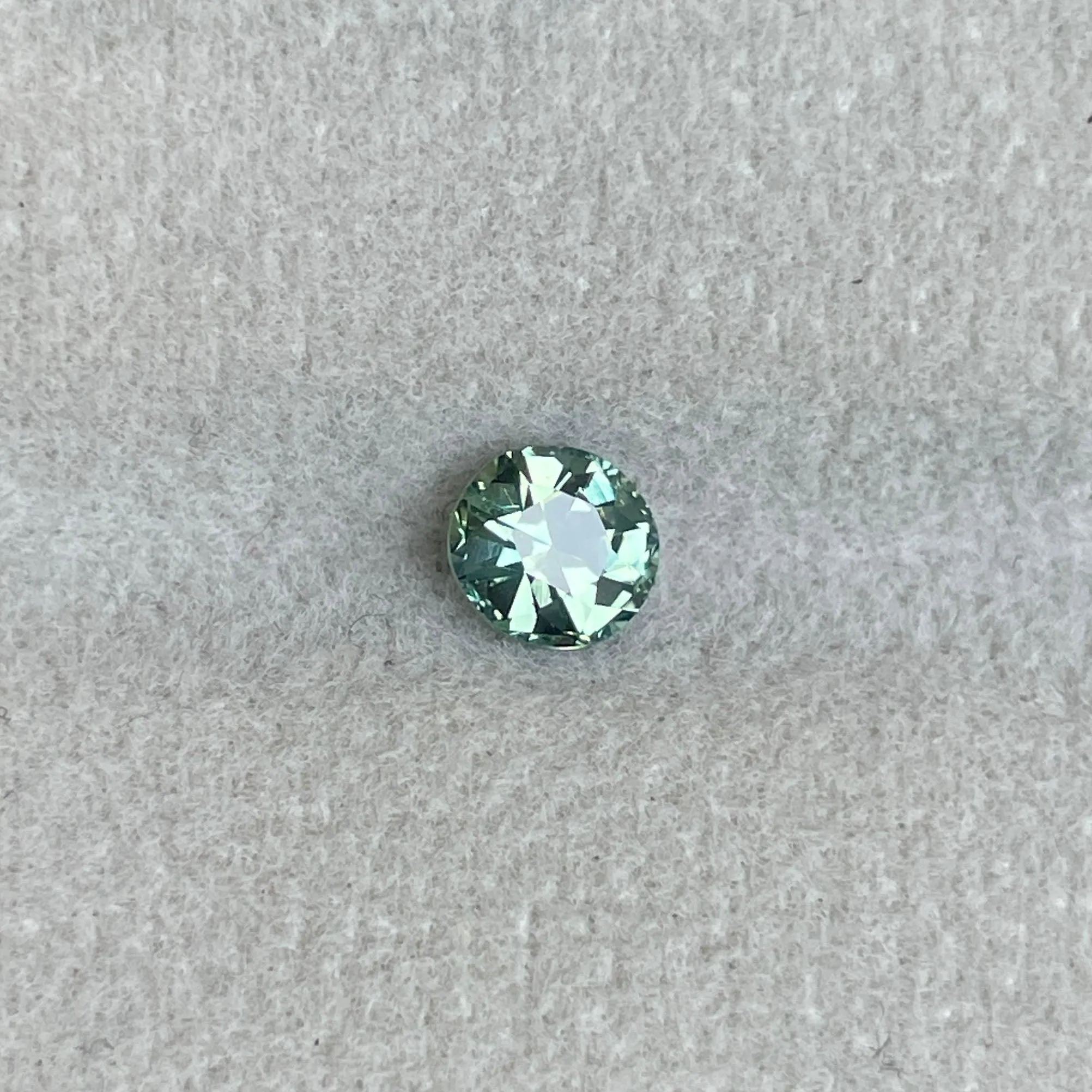 Green sapphire 0.89 crt